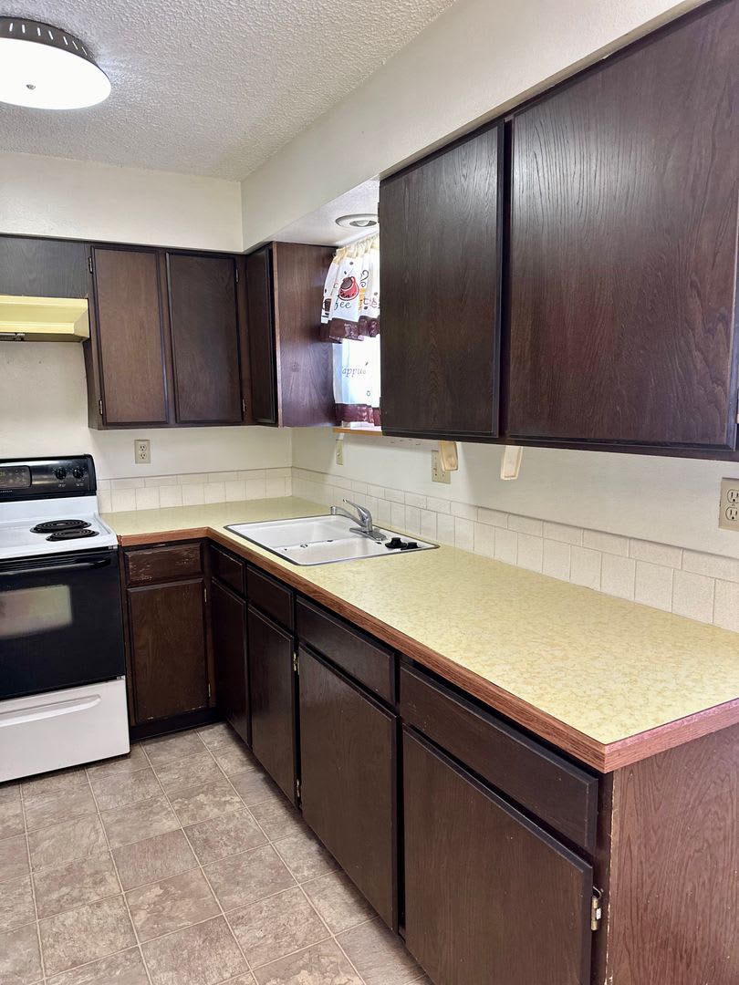 Hard to find 2 bdrm, 1.5 bath unit with water, sewer, and garbage. Onsite laundry and A/C! – photo 3