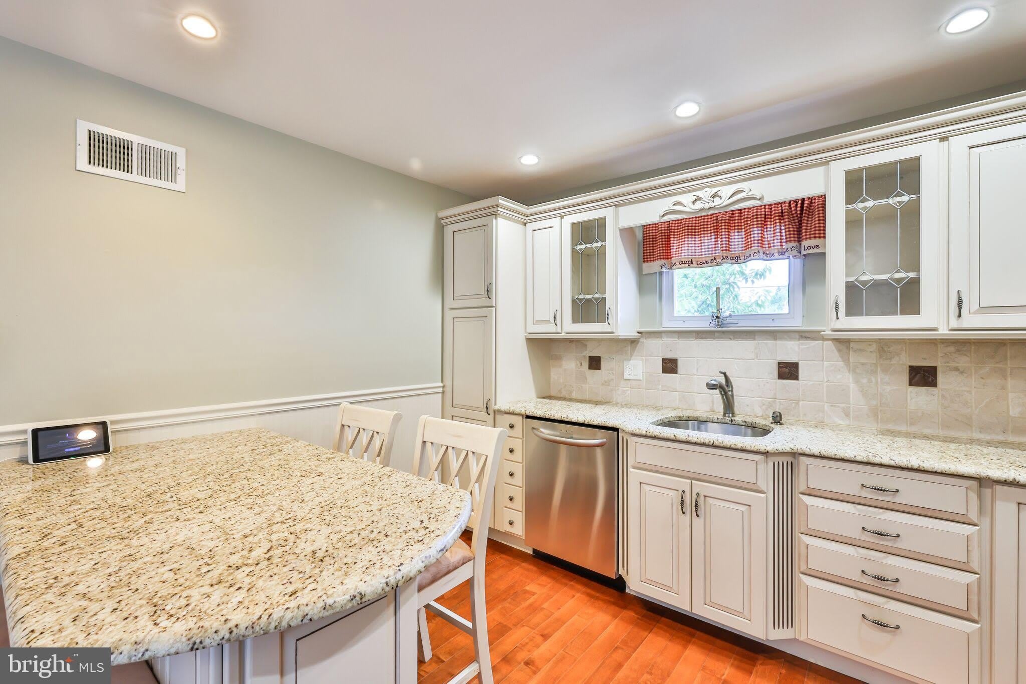 9898 WISTARIA Street – photo 5