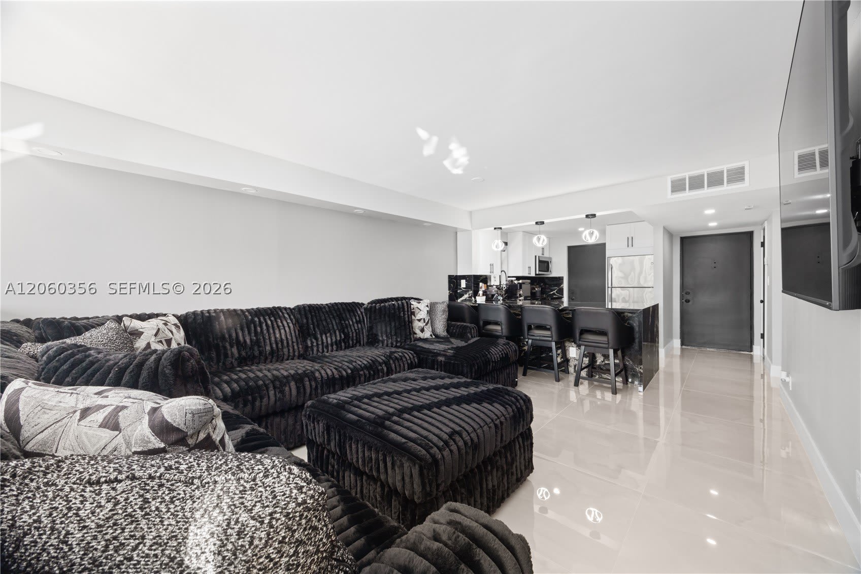 2302 S Cypress Bend Dr – photo 4