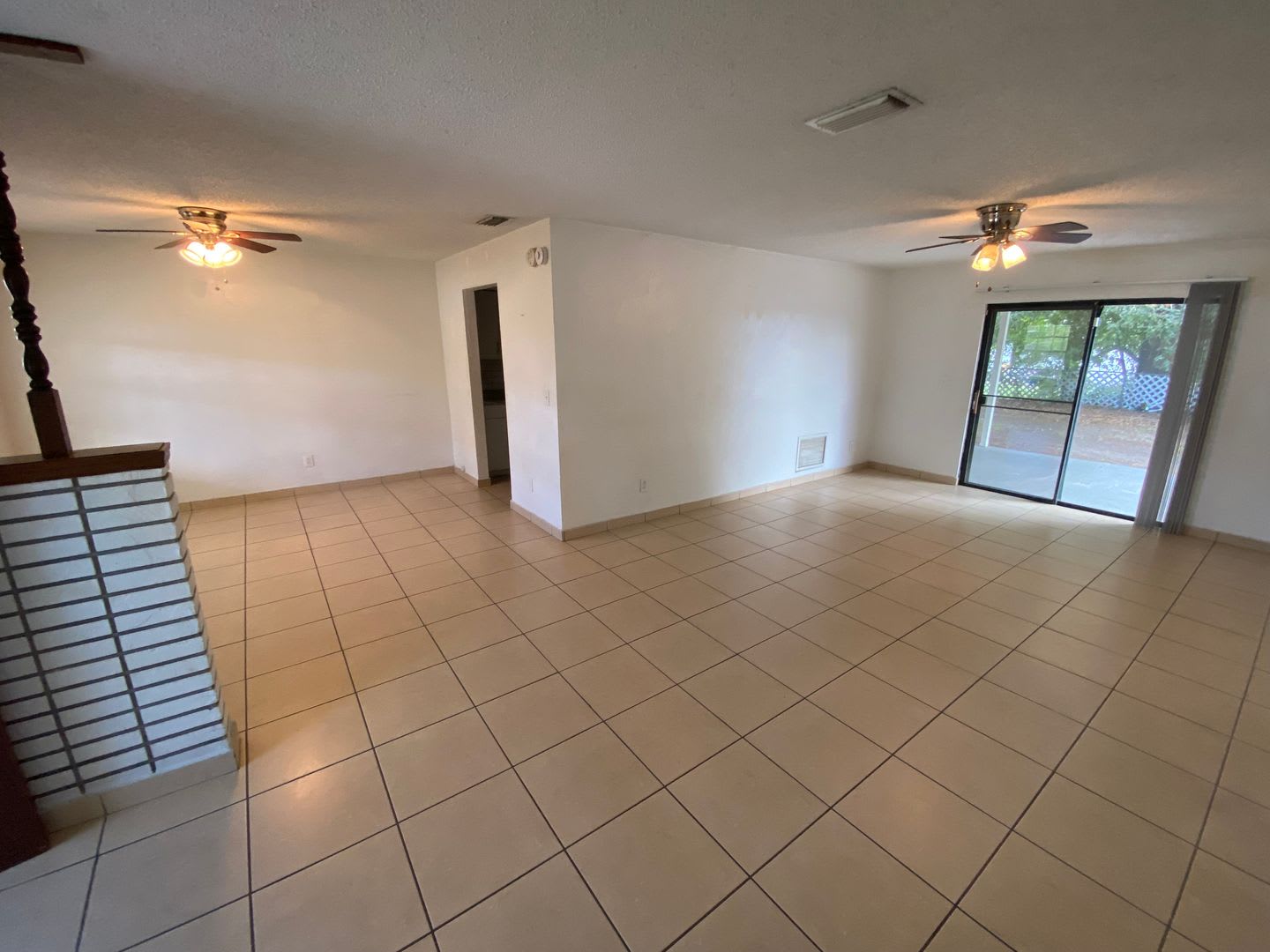 Beautiful, 1/2 of duplex close to I-4 – photo 3