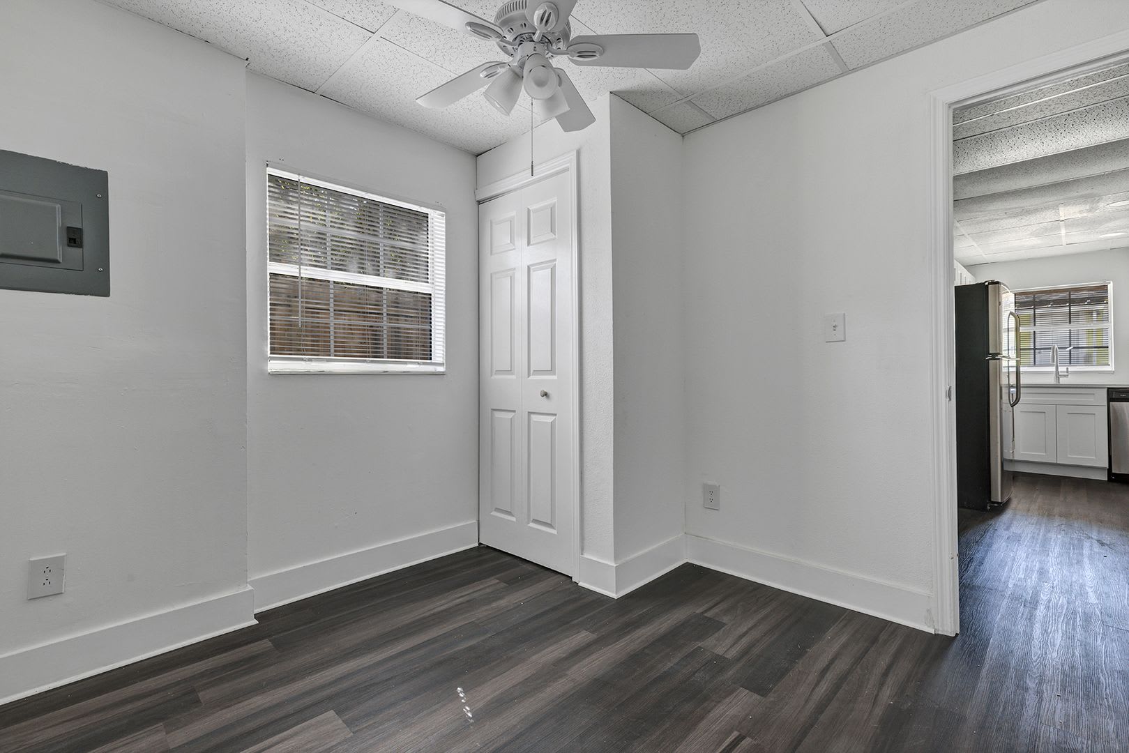 Bright Updated 2Br Bottom Unit Duplex White Kitchen Stainless Appliances In Saint Petersburg – photo 3