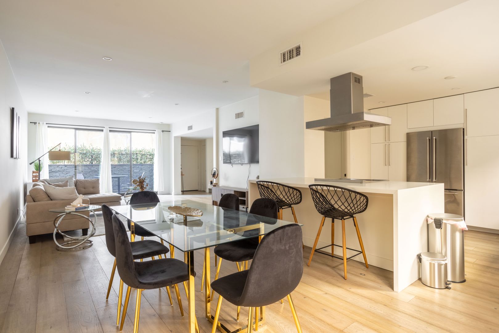 Welcome to 1823 N Fuller Ave 2 bed + 2.5 bath townhouse – photo 5