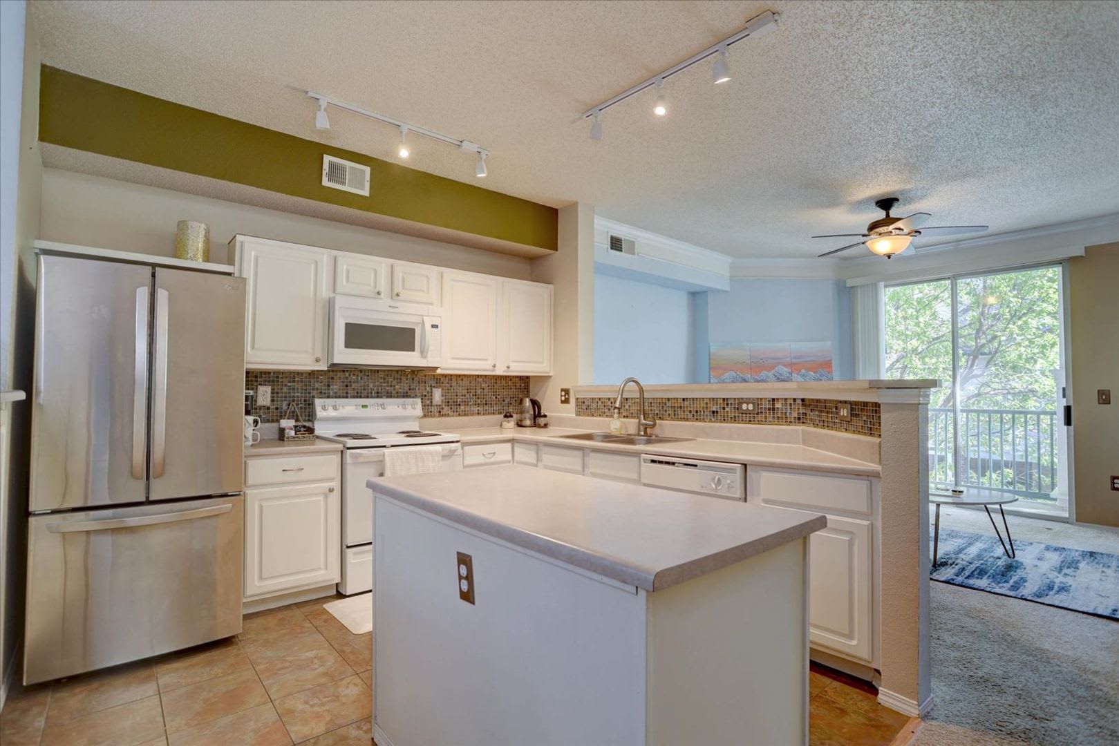 Beautiful 2bed/2bath/1car garage in Louisville! – photo 3