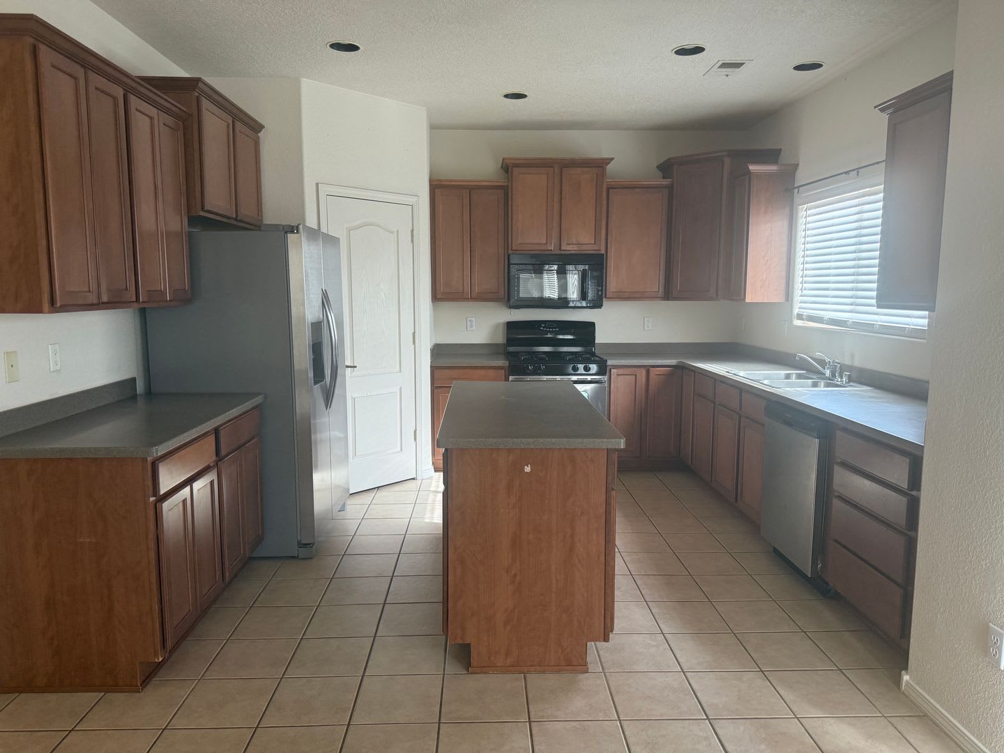 4 Br, 2.5 Ba with 2 living areas and over 2700 square feet in Cabezon. – photo 3