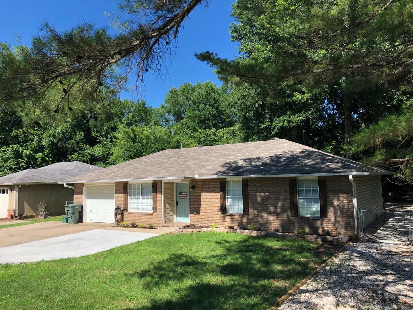 3 bed 2 bath home, fenced back yard. Large SHOP – photo 1