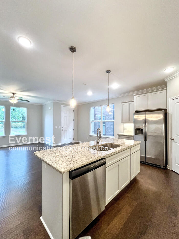 533 Moore Avenue – photo 5