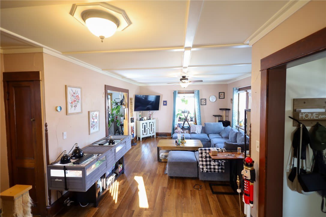 220 Kingsbury Avenue – photo 4