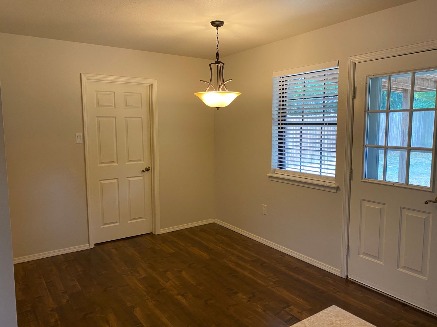 Come take a look at this nice 3 bedroom 1 1/2-bathroom home – photo 3