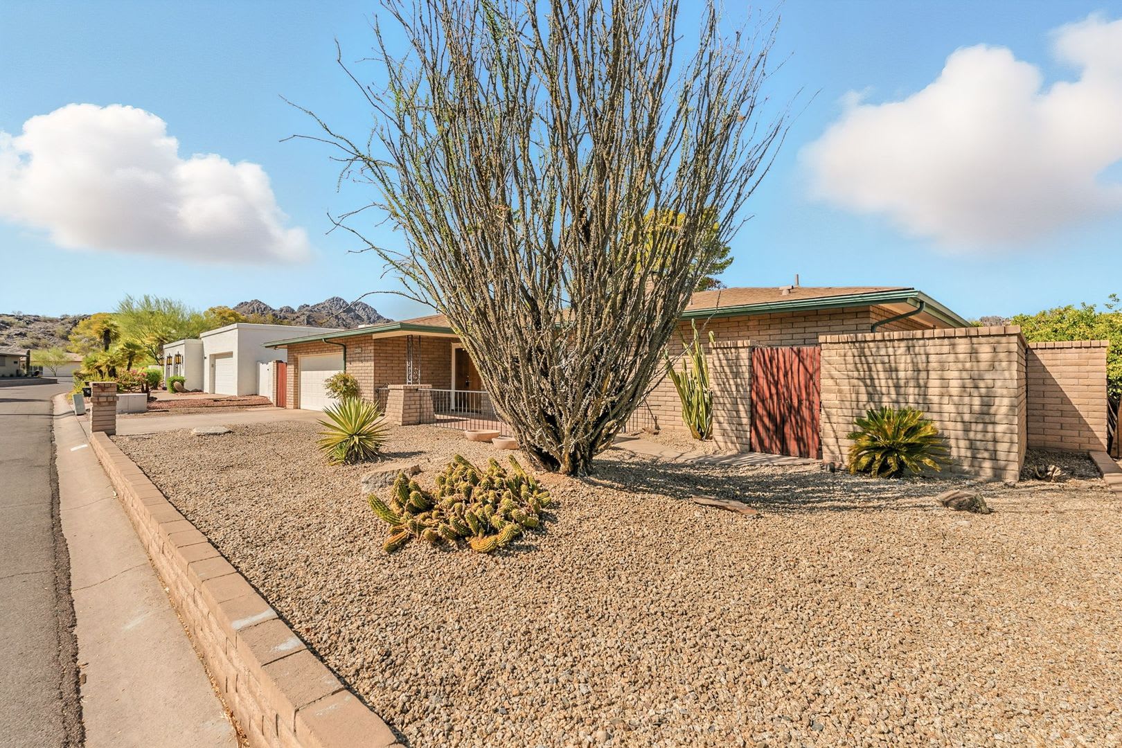 Beautiful 3 bed, 2 bath w/ bonus Room, located in Heritage Heights in Phoniex – photo 3