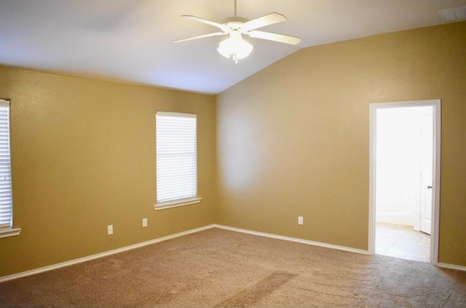 Beautiful 3/2/2 in Lubbock-Cooper ISD! – photo 5