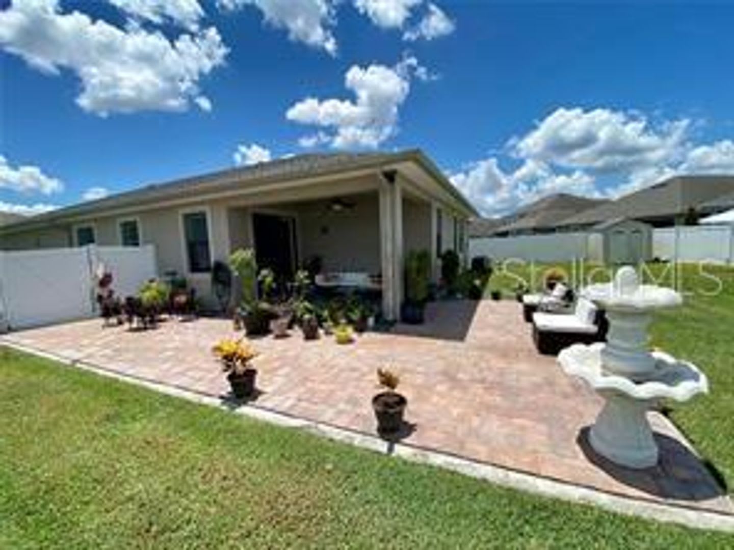 Stunning 4 bedrooms 3 bathroom home in sought after gated community! – photo 4