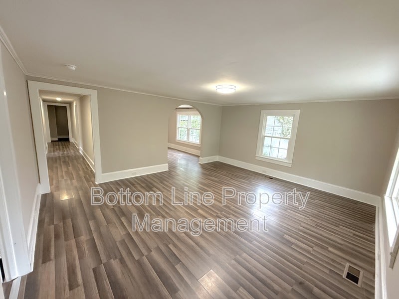 1429 W Horah St – photo 2