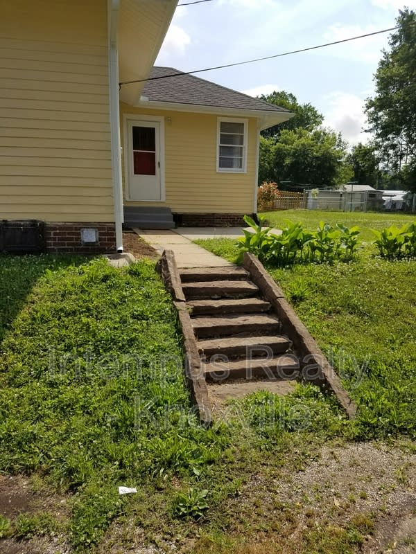 1900 Nickerson Ave – photo 2