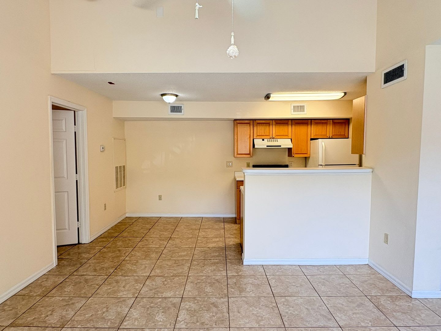 Charming 1 Bed / 1 Bath Second-Floor Condo in a Prime Fort Myers Location! – photo 3