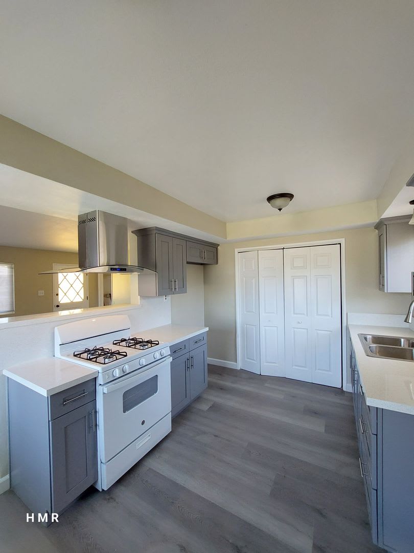Stylish 2-Bedroom Duplex: Modern Upgrades &amp; Prime Location – photo 5