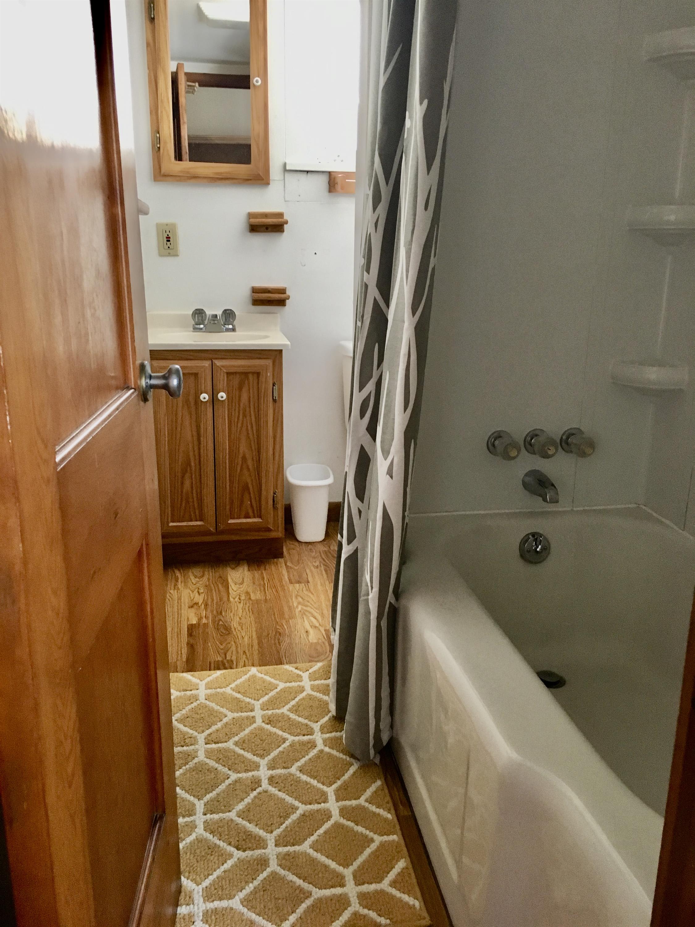1043 Memorial Avenue – photo 5