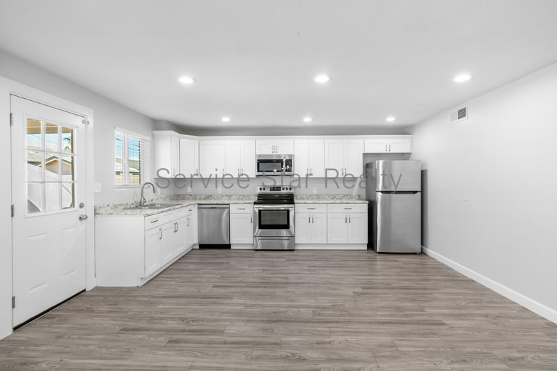 5936 W Seldon Ln – photo 3