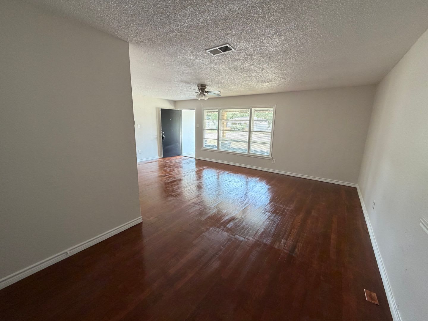 Large 3/2 with flex room in Medical District – photo 2