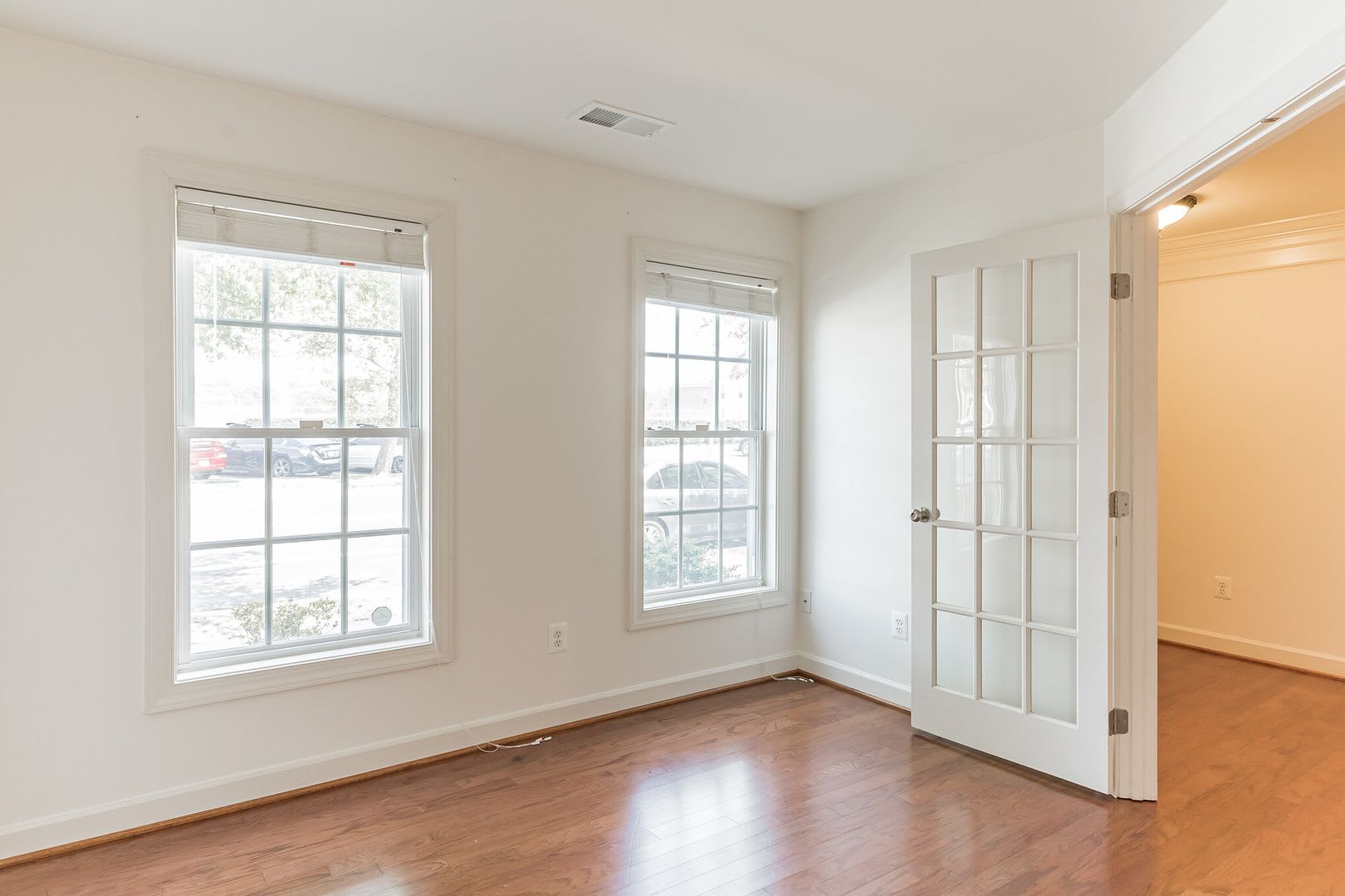 Lovely Townhome Conveniently Located! – photo 4