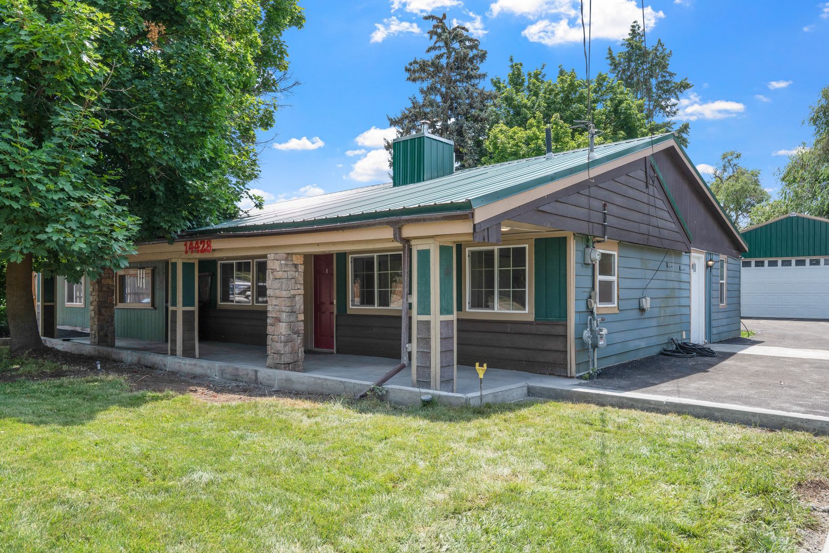 3 Bed 2 5 Bath Fully Furnished Single Level Rancher With Fenced Yard Plenty Of Space With Commercial 40X30 Shop – photo 1