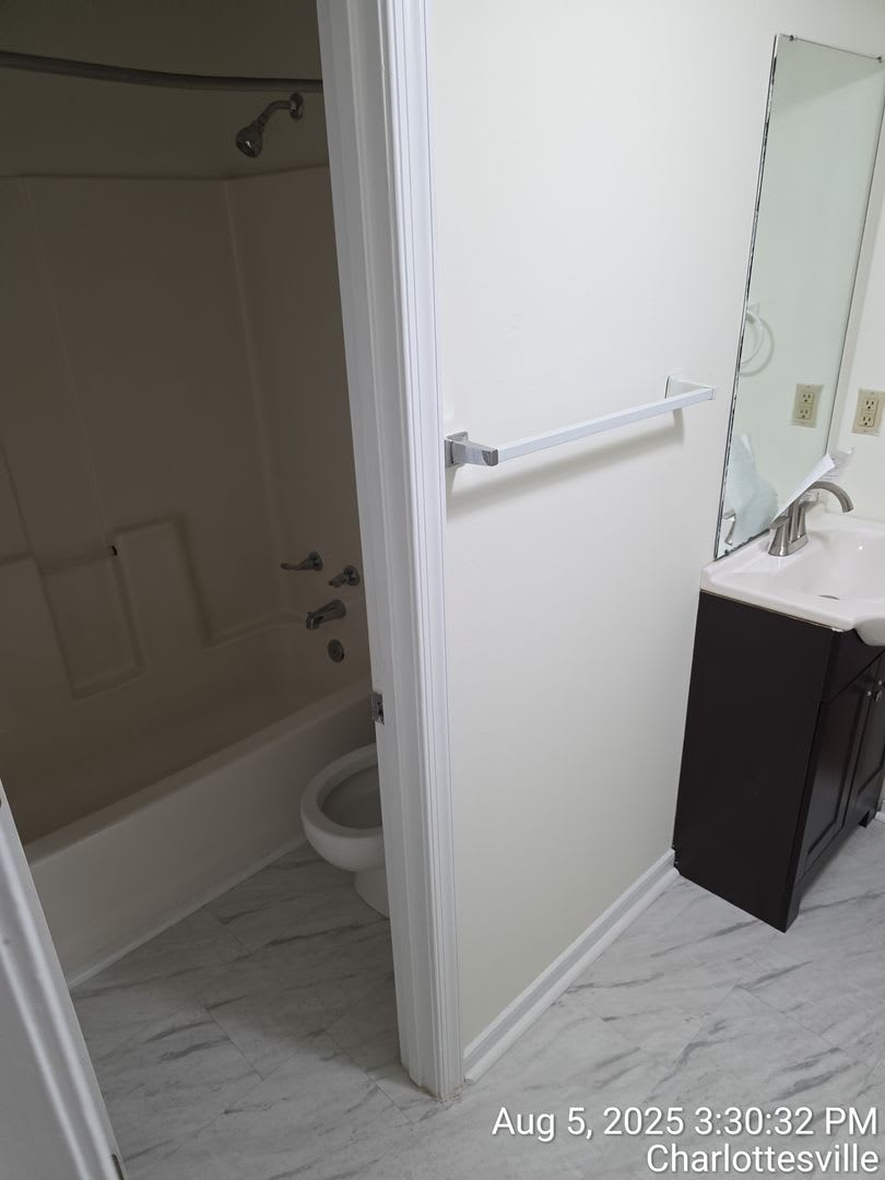 Spacious UVA Area Apartment 610 Rugby Rd Apt C / 3 Bdrm / 3 Bath – photo 3
