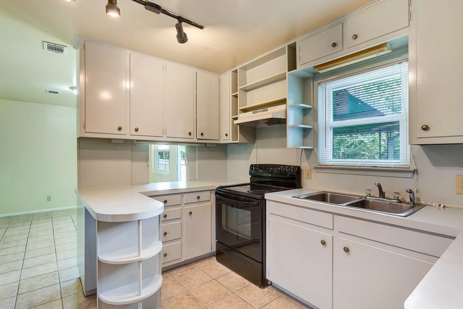 1703 Rockbridge Ter- spacious 3 bed ion a large lot, great central location. – photo 2