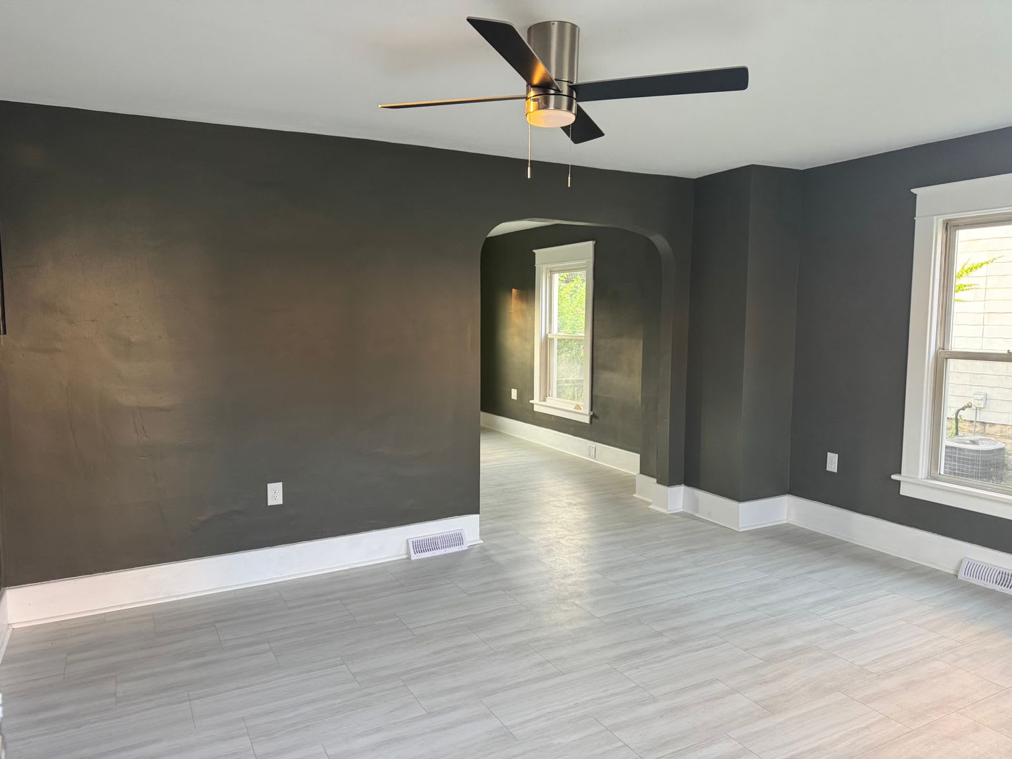 Single Family Home 3 bedroom 1 bath new paint new flooring new appliances – photo 2