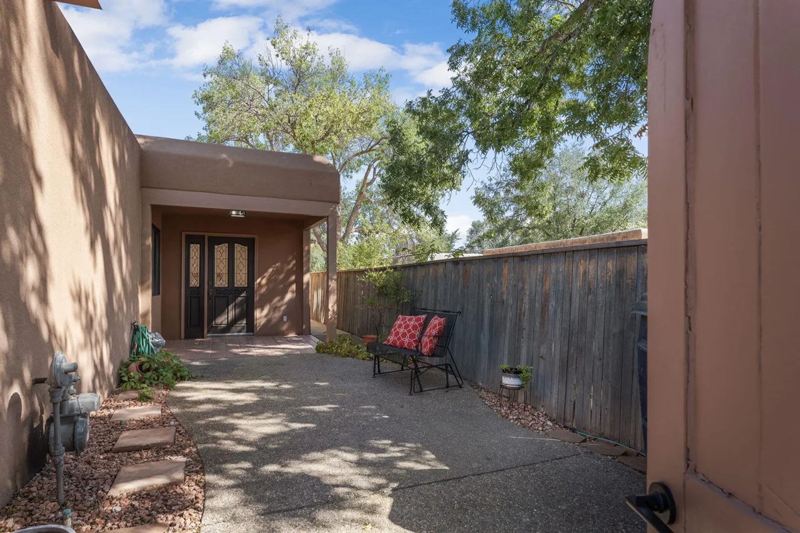 Adorable Townhome, 2 Master Bedroom Suites to Patio Living – photo 4