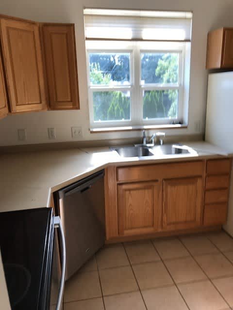 Spacious 4 bedroom, 3.5 bathroom duplex in desired location near Hilldale Mall – photo 4