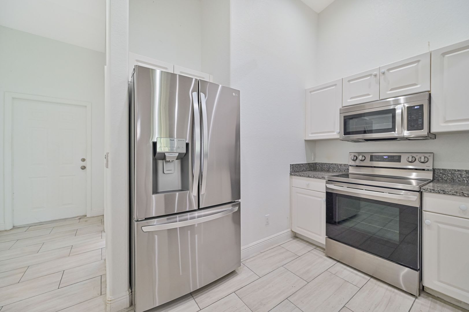 ** Rarely Available ~ 3/2 Duplex W/ 2 Car Garage ~ Updated ** – photo 3