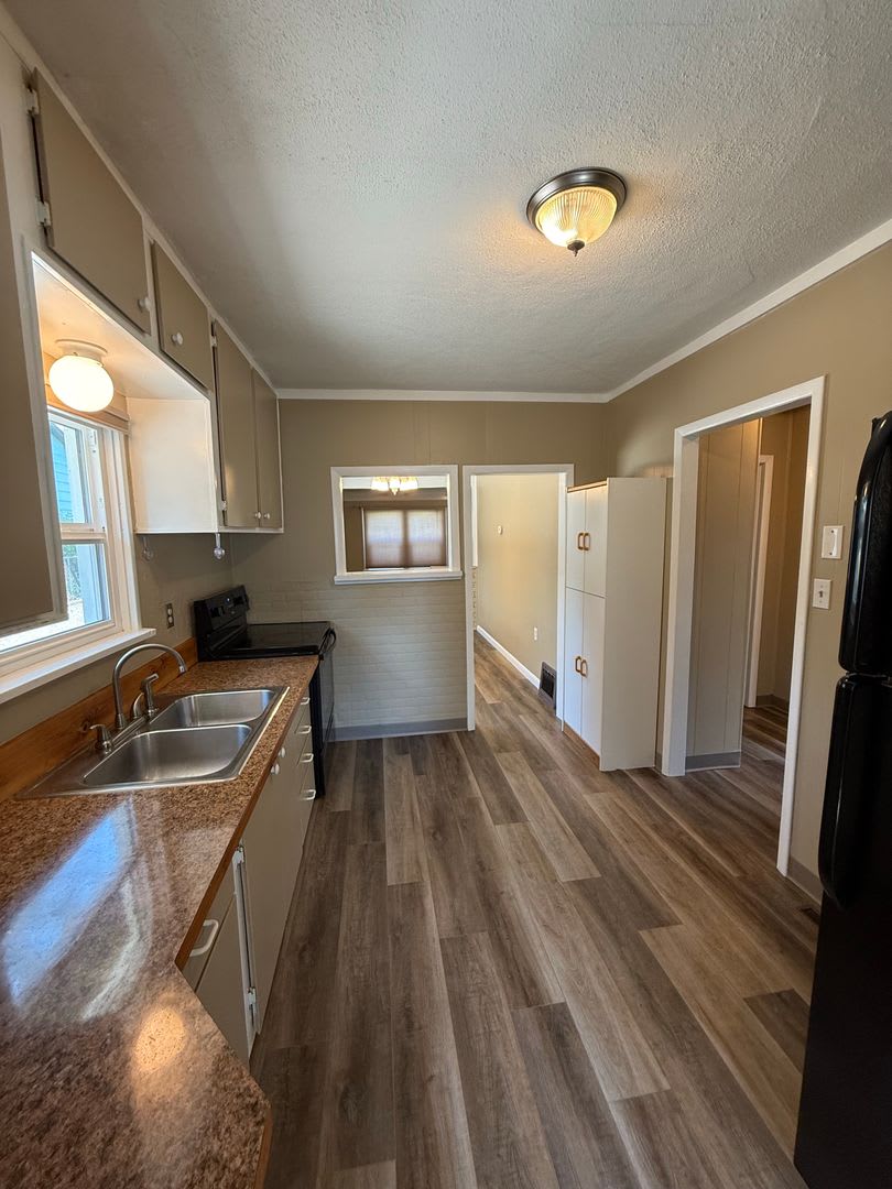 Charming 2 Bedroom Home Near Pioneer Park, Hospitals & Schools! – photo 4