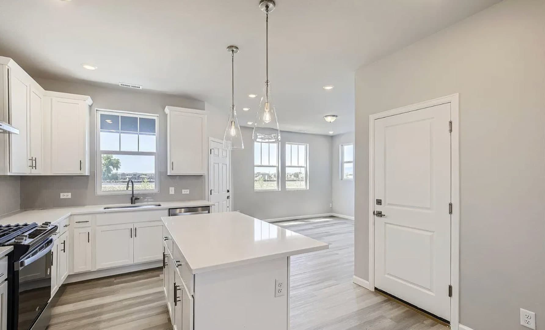 Stunning South-Facing Home with Mountain Views & Modern Finishes! – photo 4