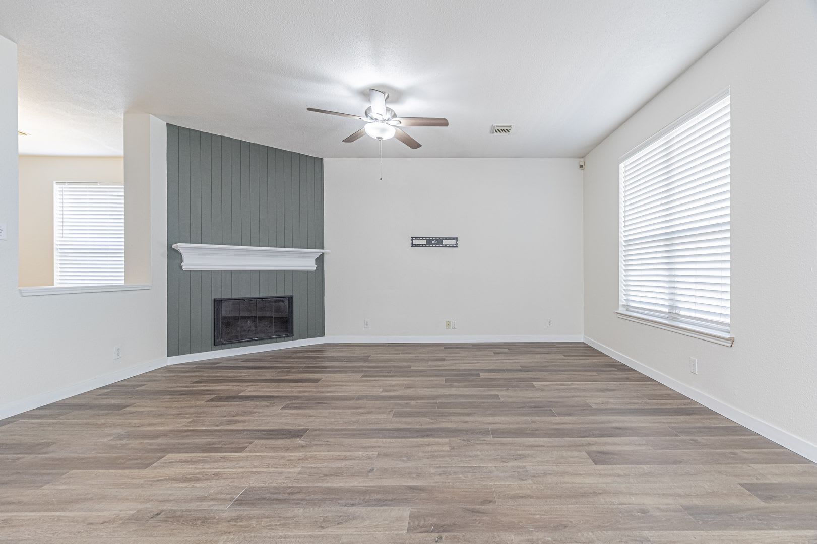Adorable 1 story 4 bedroom 2 Bath with 2 car garage – photo 5
