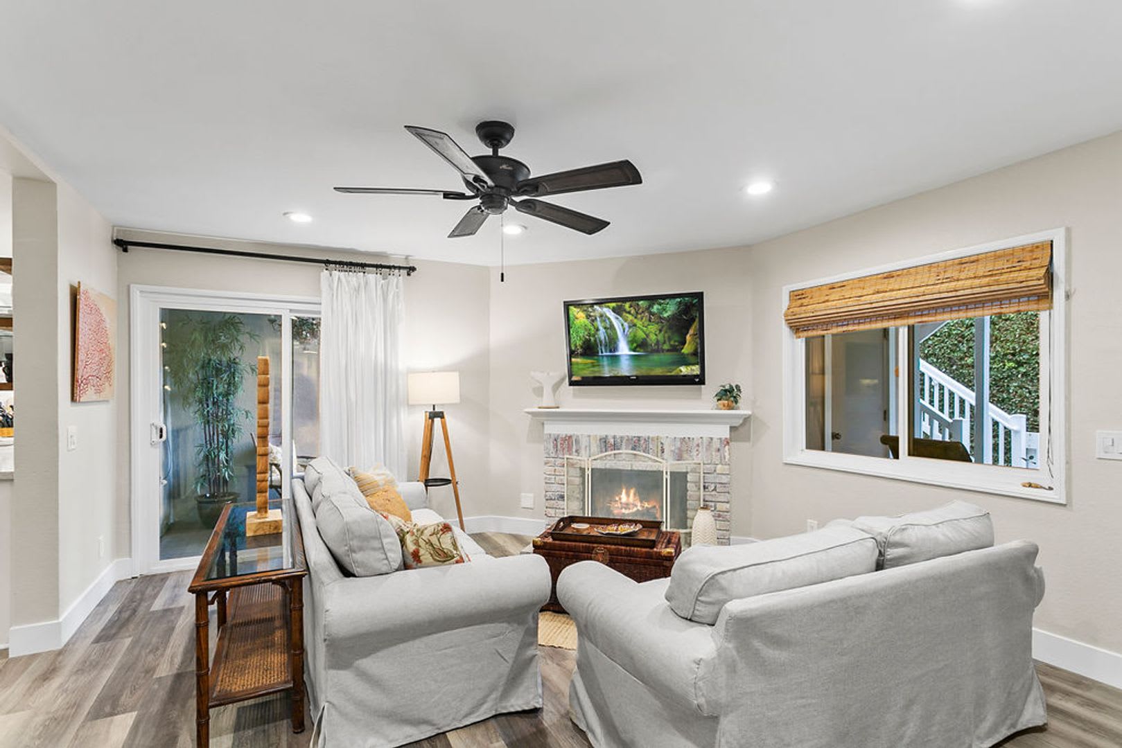 Beautiful 3 Bedroom Furnished Condo – photo 2