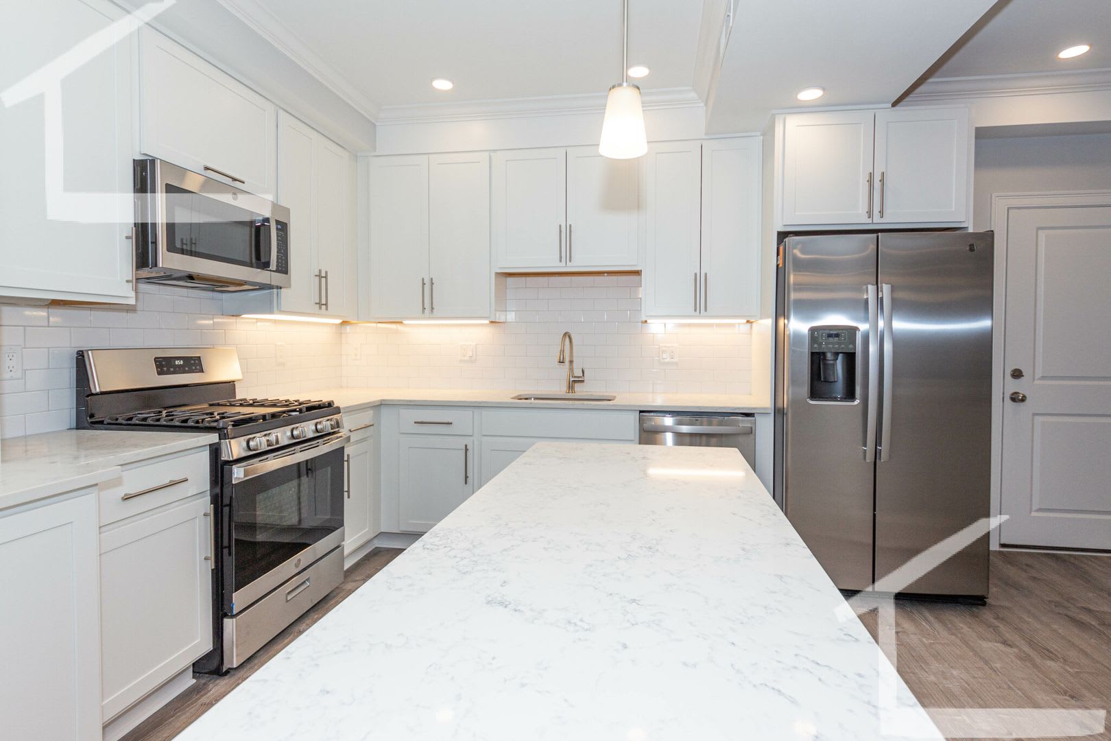 State Of The Art Luxury Apartment W Laundry In Unit Central Ac Beautiful Quiet Street No Fee No Last Month Upfront – photo 1