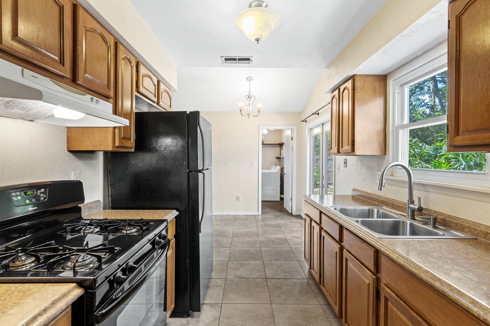 Charming Home in the Serene Springtree Neighborhood – photo 4