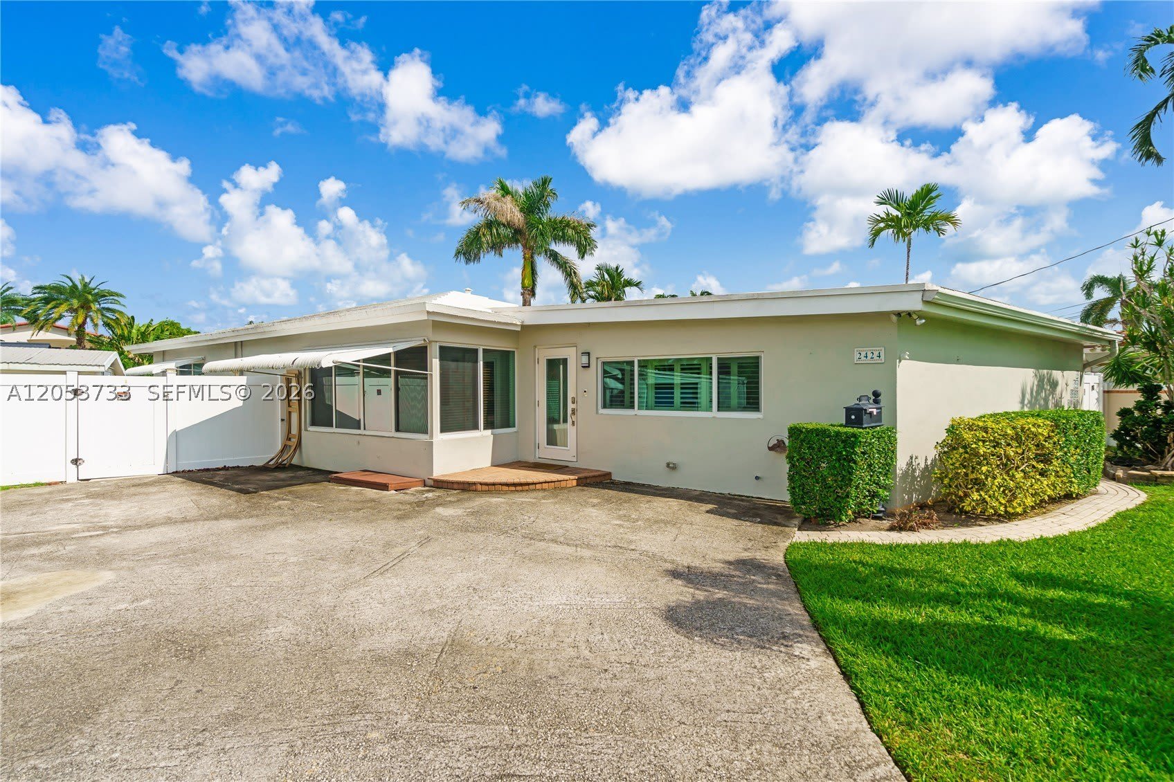2424 NE 18th Ave – photo 1