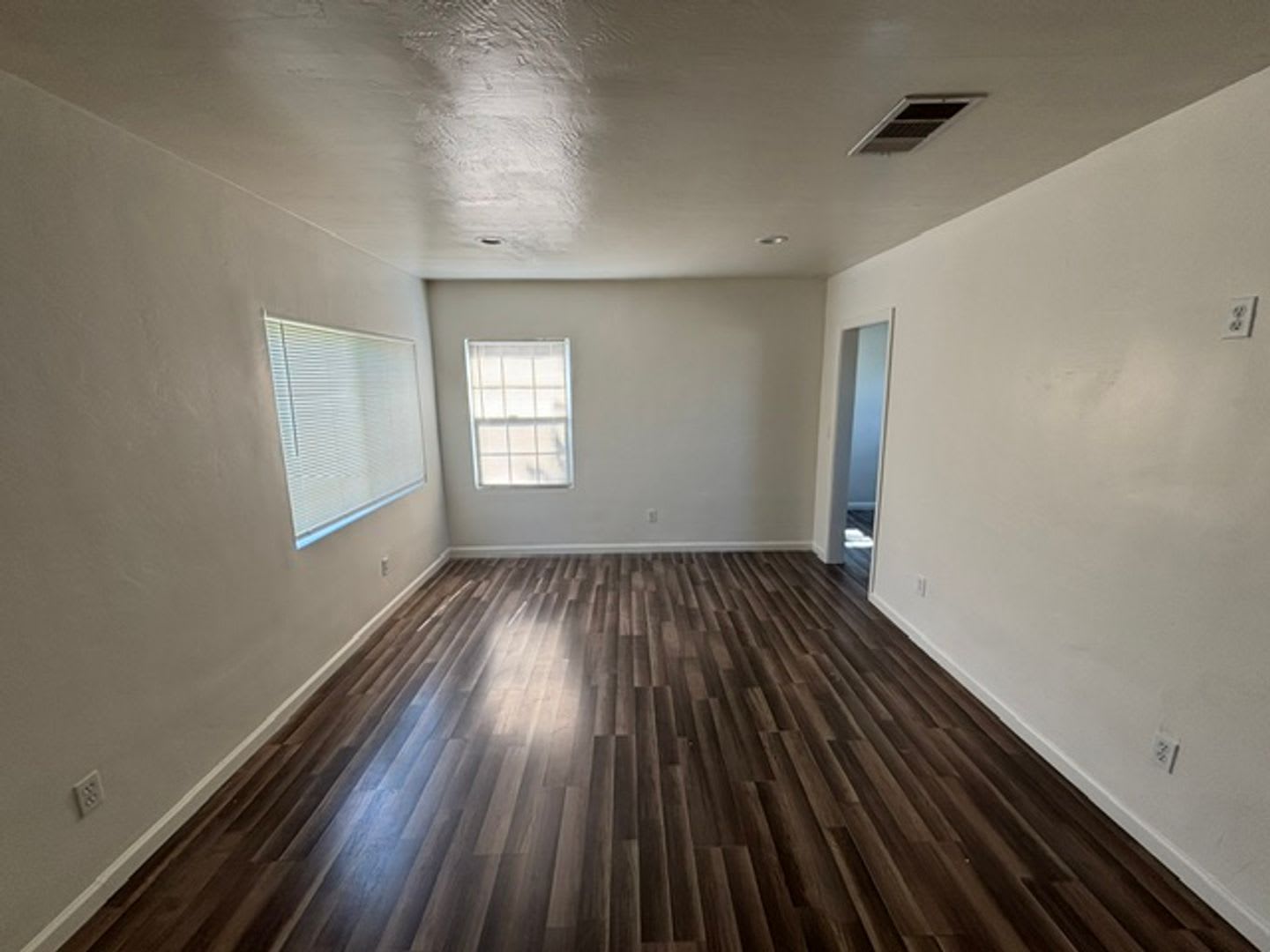Charming 2 Bedroom, 1 Bathroom Home with Garage & Large Backyard – Available Now! – photo 4