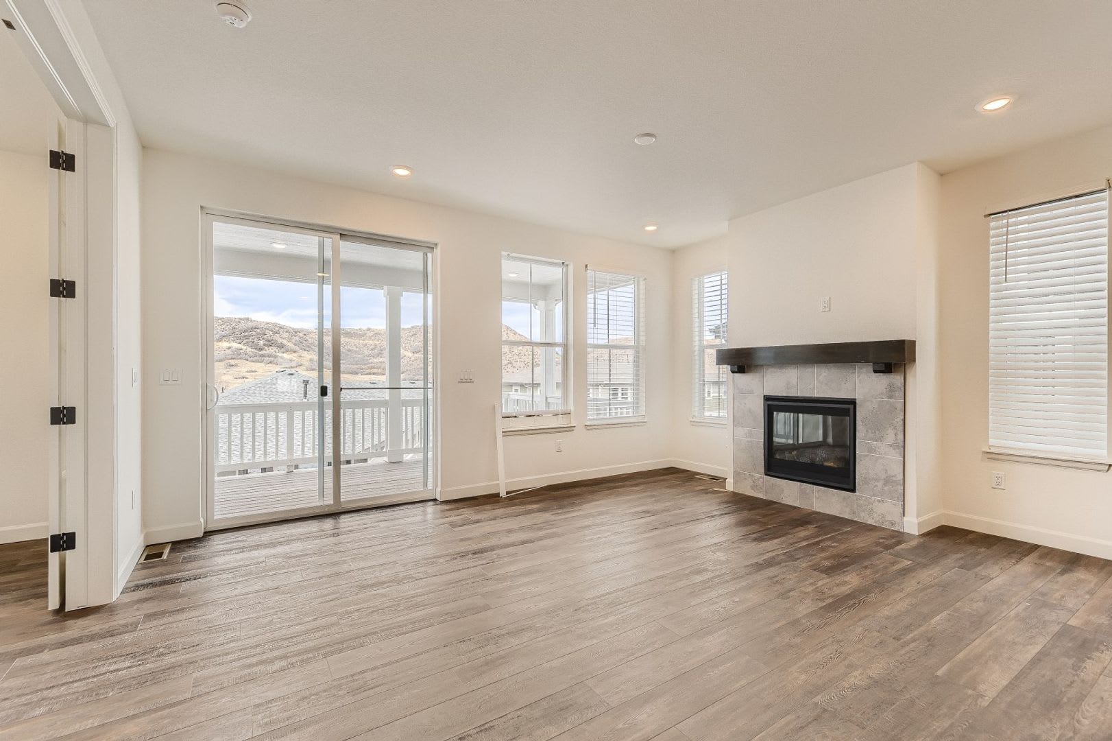 Special Offer 1 Month Rent Free If Lease By July 1St Week Beautiful Two Story Home With A Walk Out Finished Basement Is For The Perfect Family Home – photo 3