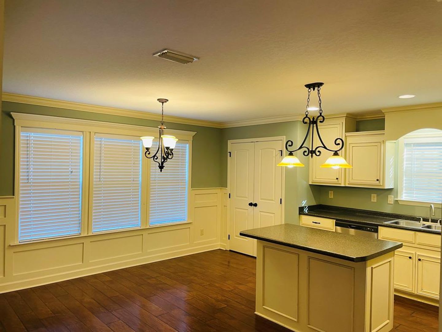 Beautiful 3 Bedroom Home with Screened Porch, Fenced Backyard & Open Floor Plan in Hahira – photo 3