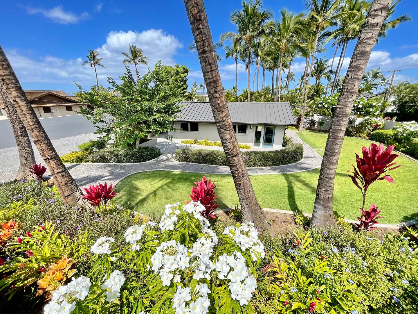 Island Living In A Renovated 2 Bed 2 Bath Unfurnished Maui Meadows Retreat – photo 2