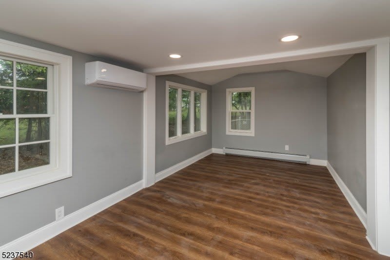 496 Manchester Ave – photo 3