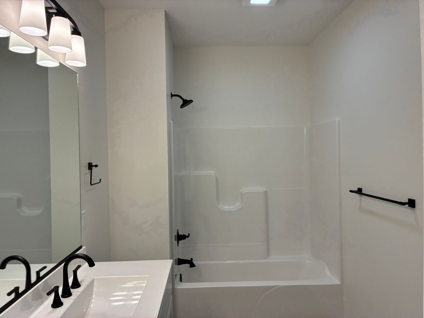 Available Now Brand New 3 Bedroom 2 Bath House Mclean Il – photo 5