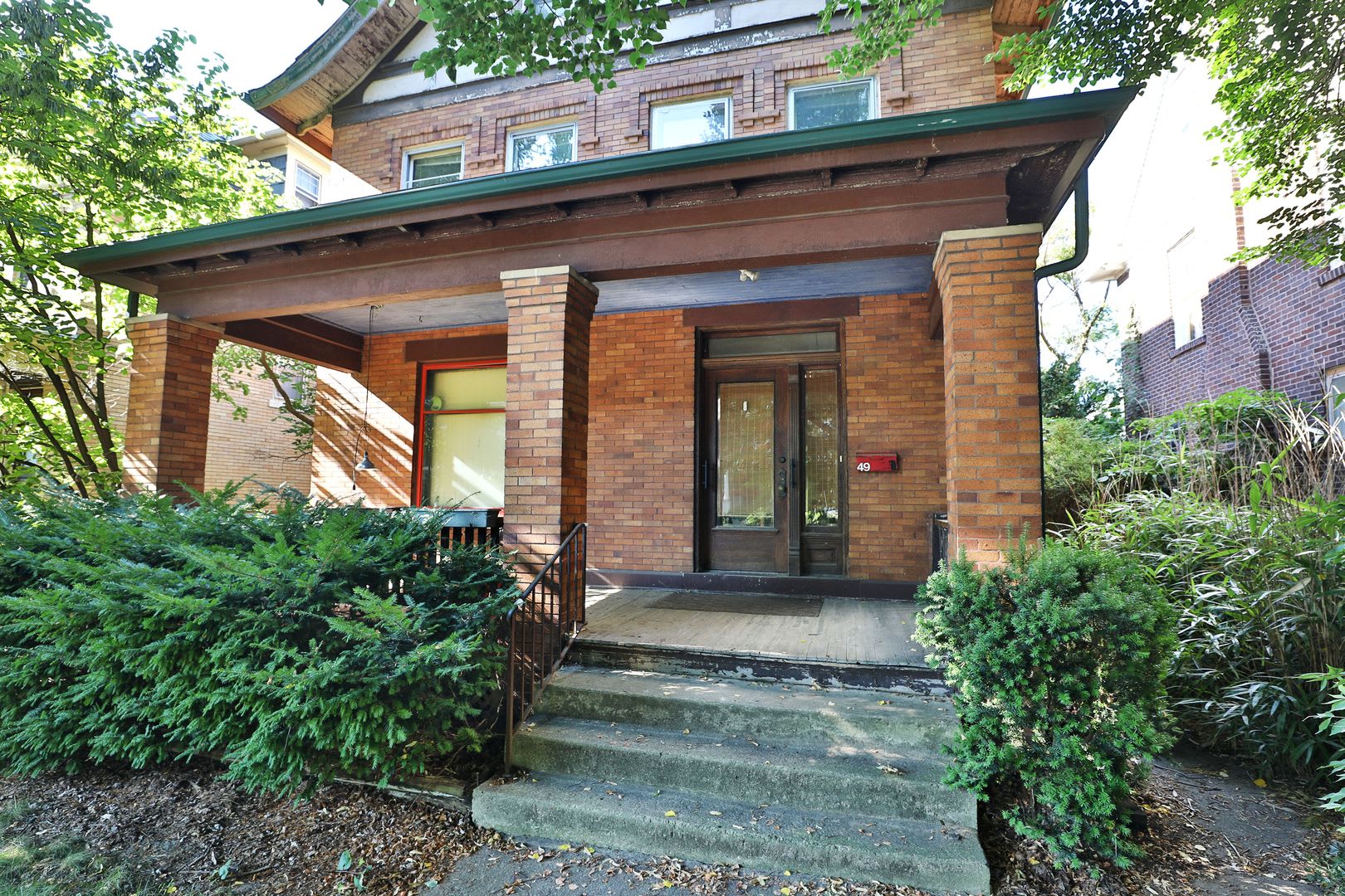 Discover your perfect newly renovated 8BR home at 49 E. Oakland Ave. – photo 2