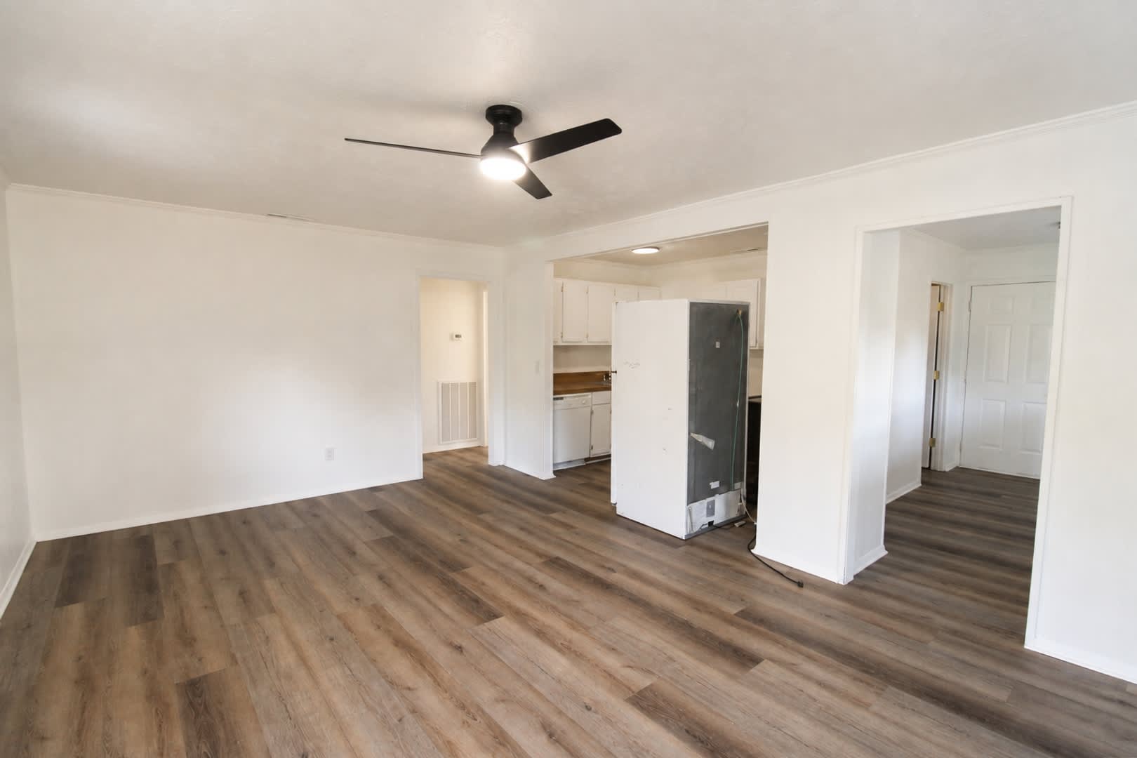 3-Bedroom Pet-Friendly Home with Water and Washer/Dryer Included – photo 5