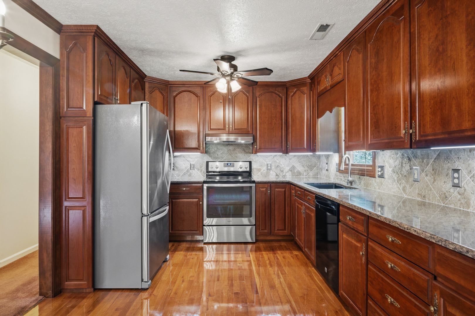 Spacious 5-Bedroom Home in Prestigious Blacksburg Country Club Estates – photo 5