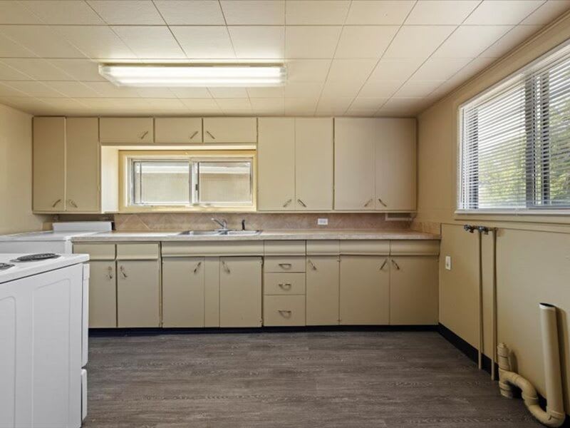 910 Winslow Ave – photo 4