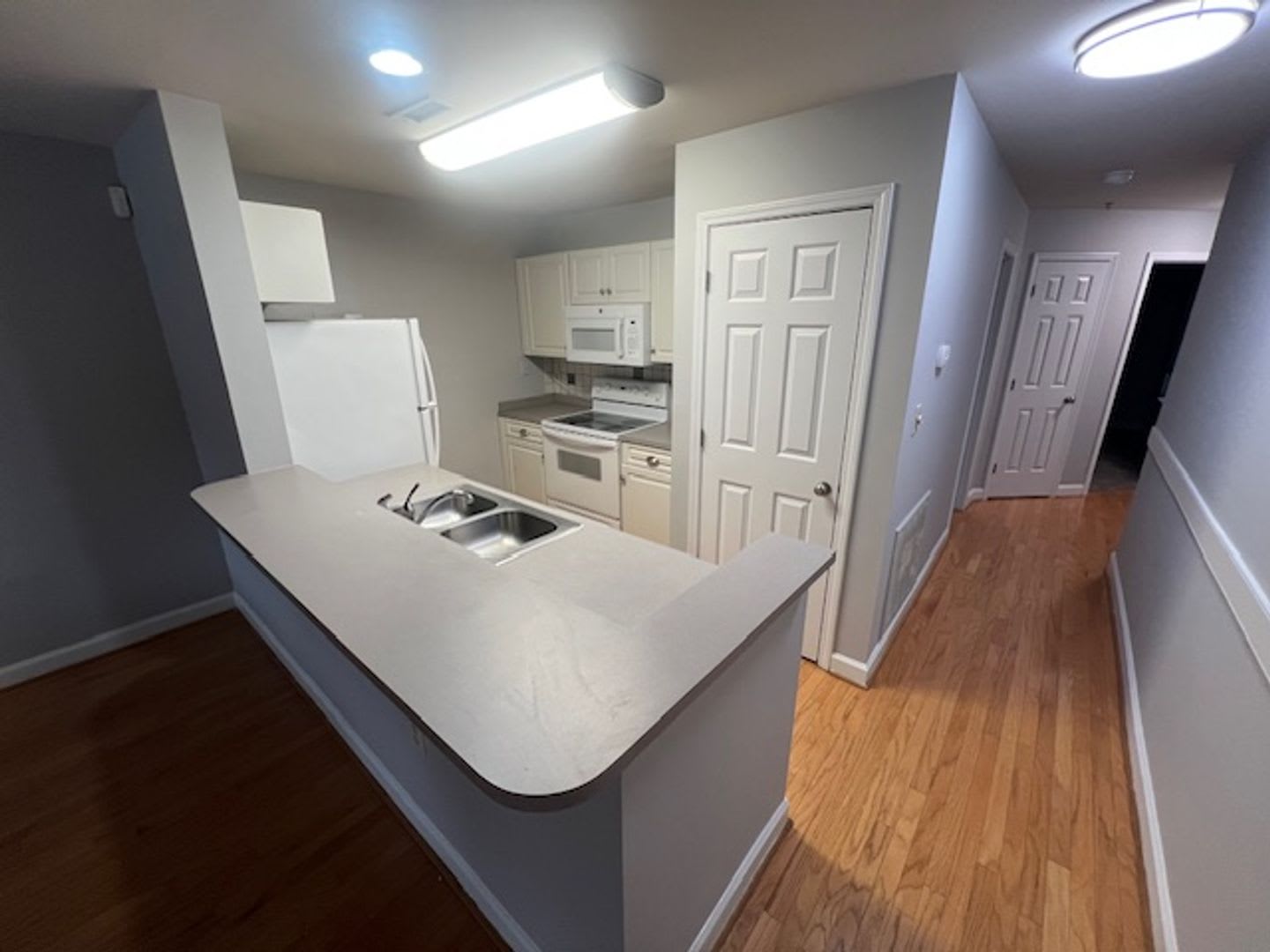 Waterfront 2 Bed 2 Bath Condo Pier 33 Alley Kitchen Fireplace Washer Dryer Included Community Pool – photo 5