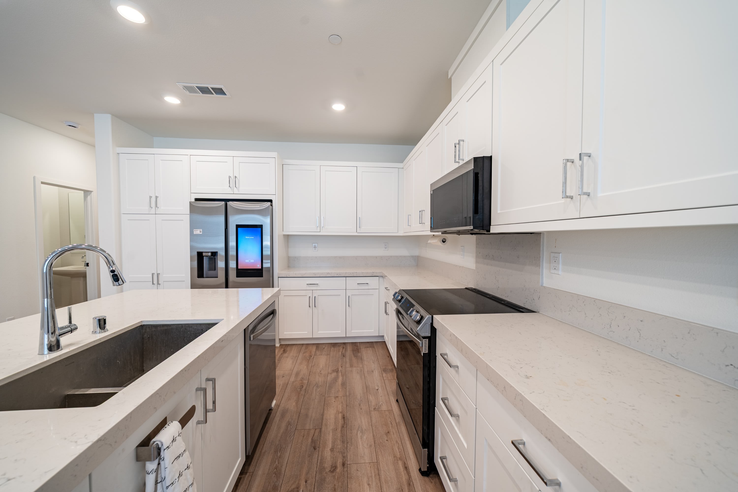 828 Mateo Street – photo 4