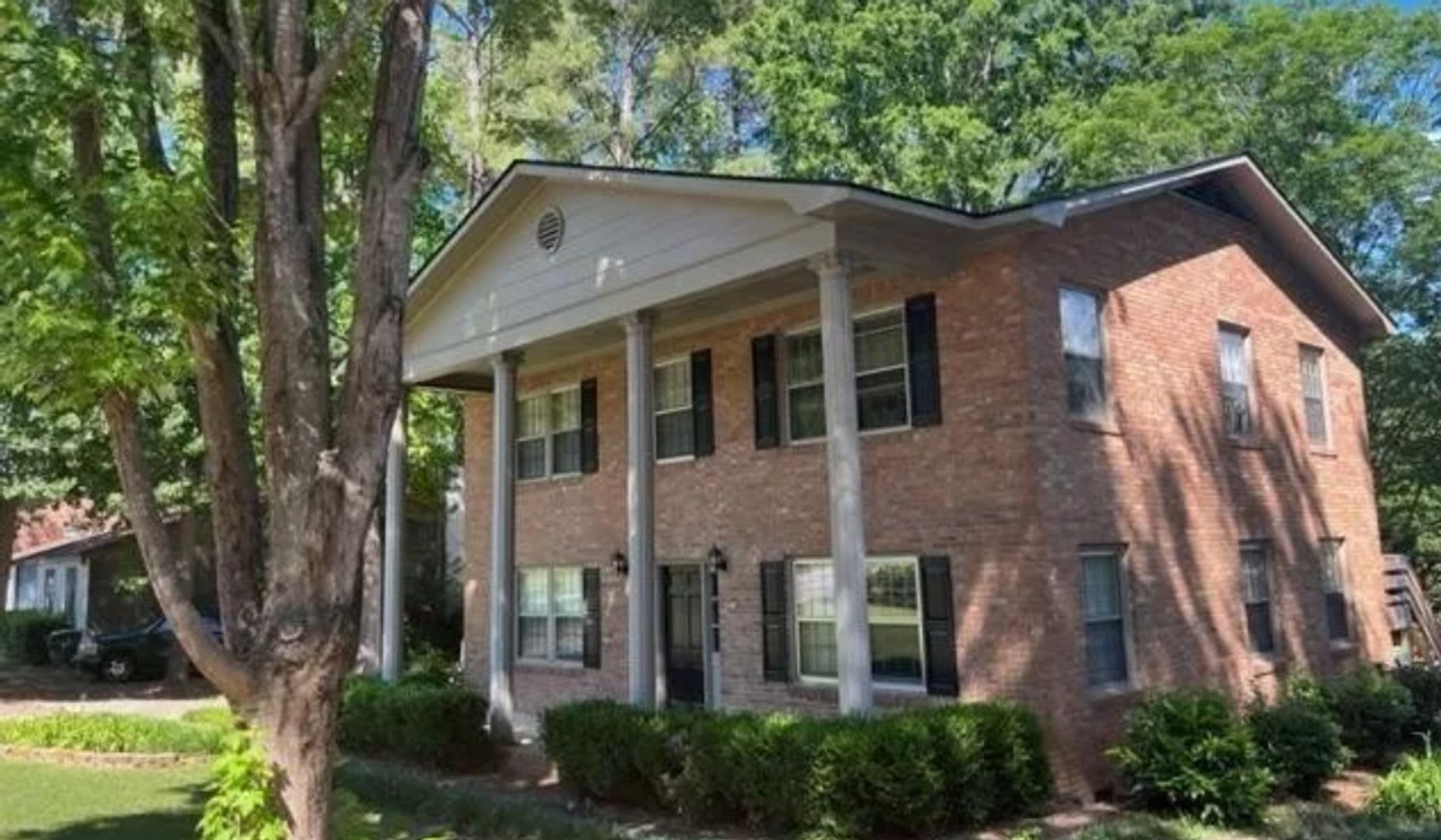 Beautiful Updated Duplex In Great Area Close To I 26 And I 20 Harbison Shopping Dining Hospital Sam S Club Costco Starbucks New Lvp Floors Throughout Nice Granite Countertops In Kitchen And Bathroom Nice Yard With Tons Of Space – photo 2